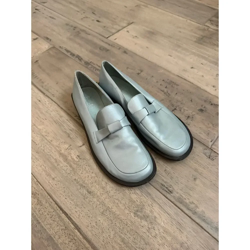 New vintage BCBG loafers size 9 1/2 silver light green